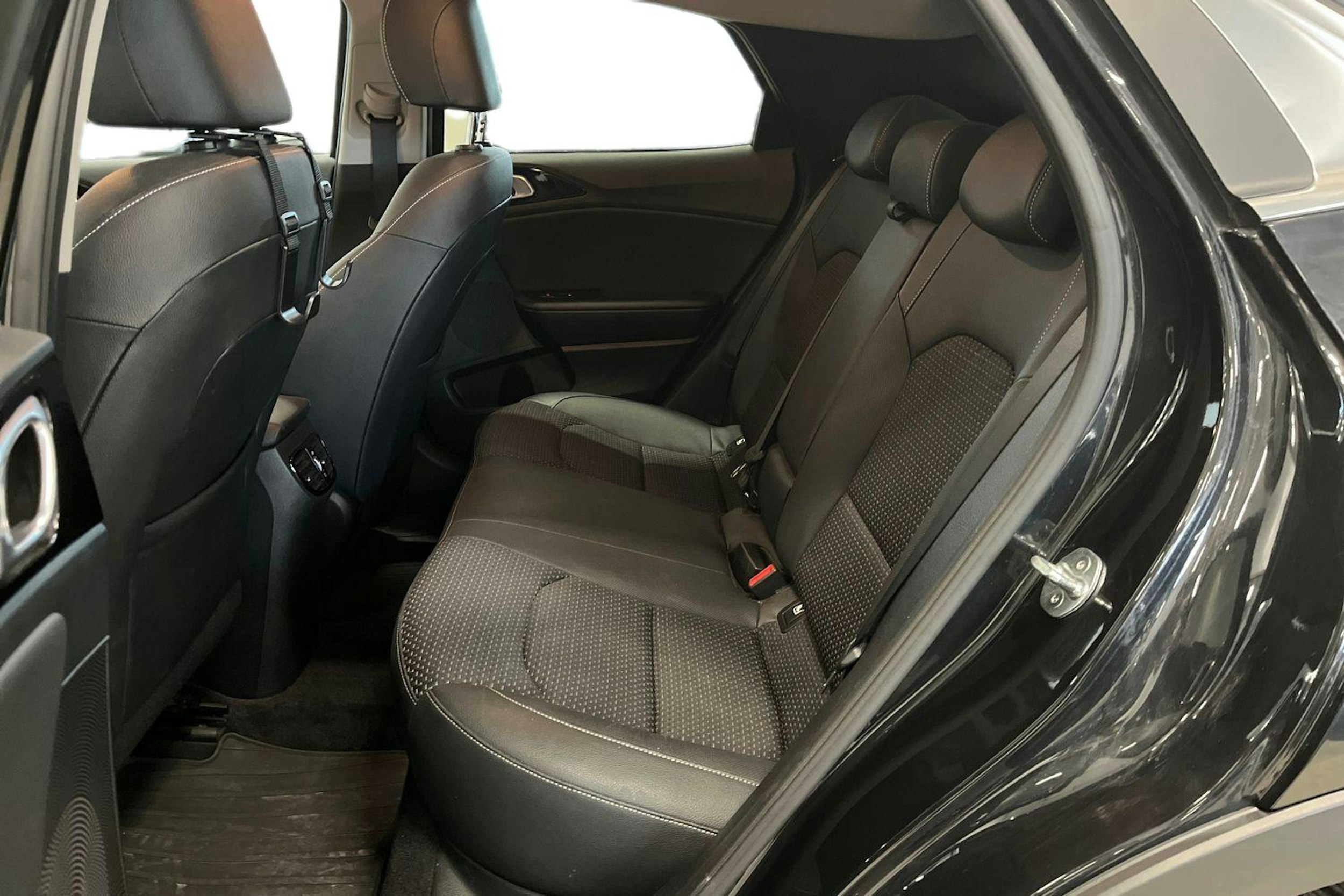 Musta Kia XCeed 2021 kuva 8.