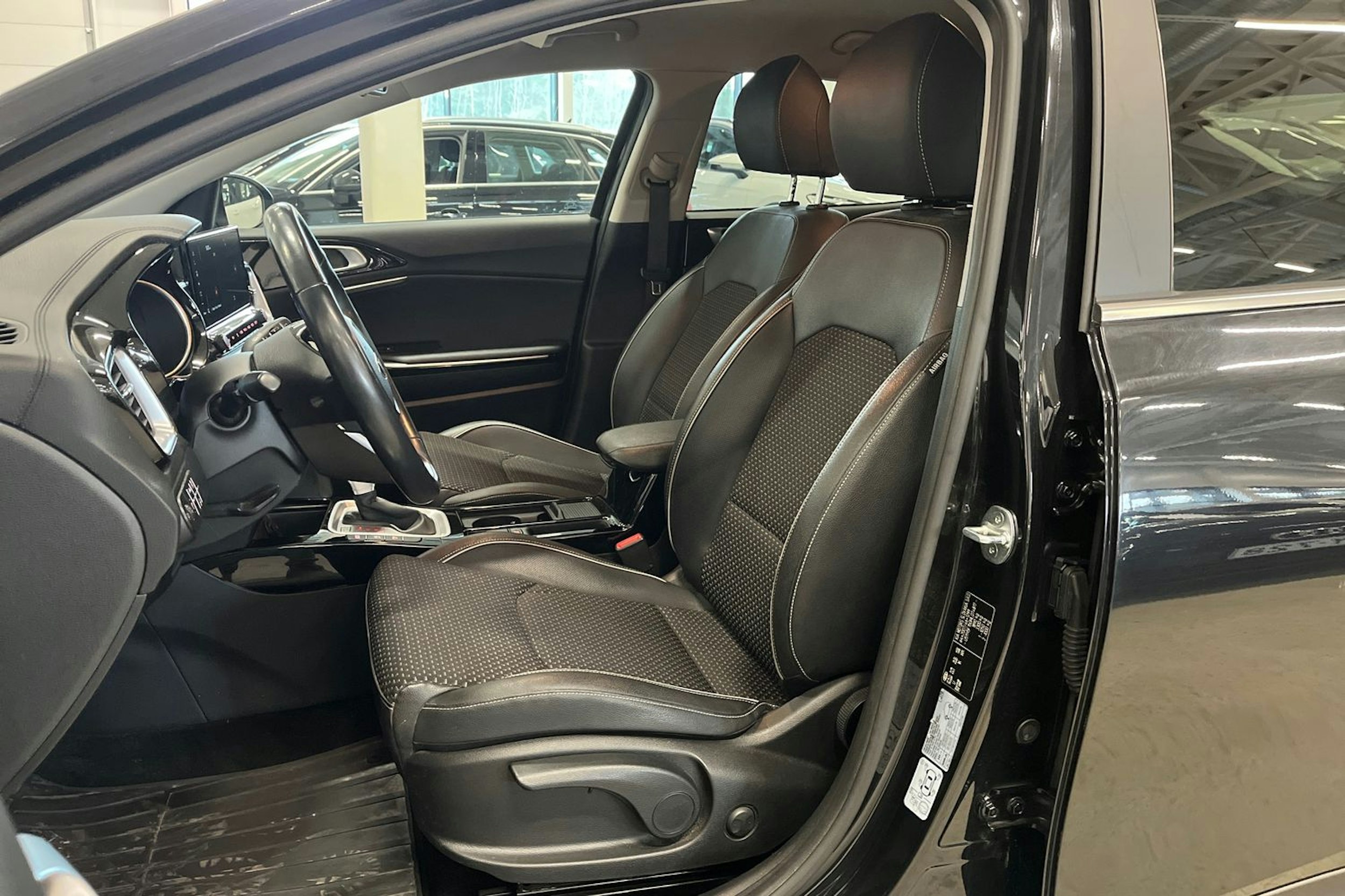 Musta Kia XCeed 2021 kuva 11.