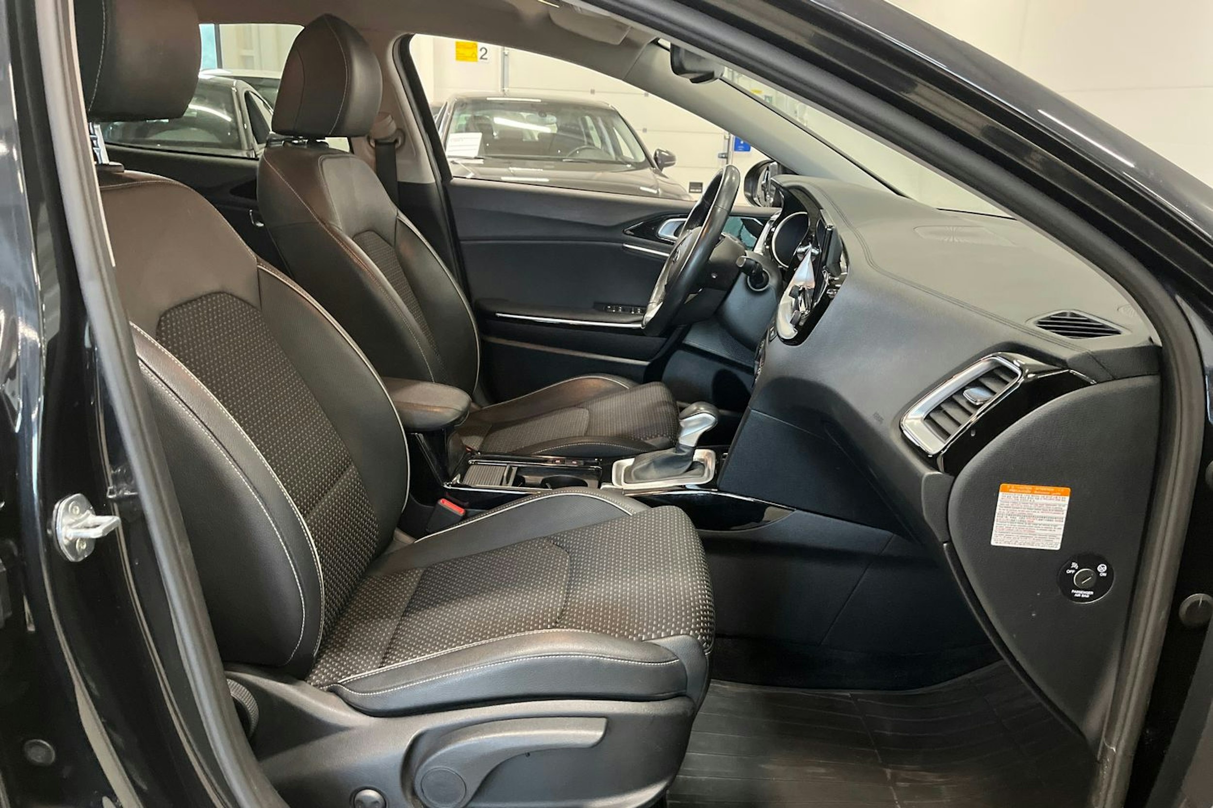 Musta Kia XCeed 2021 kuva 12.