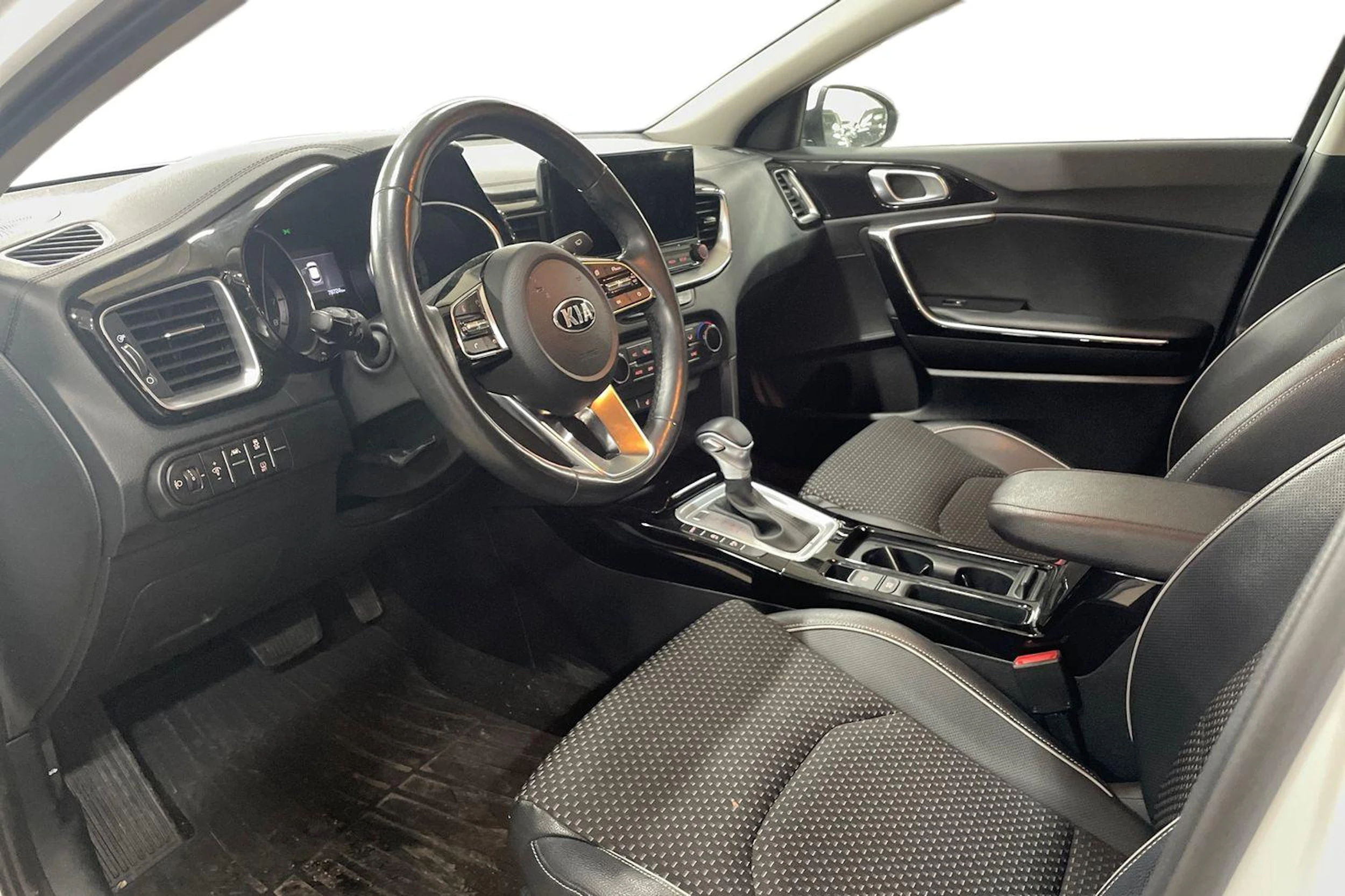 Valkoinen Kia XCeed 2021 kuva 3.