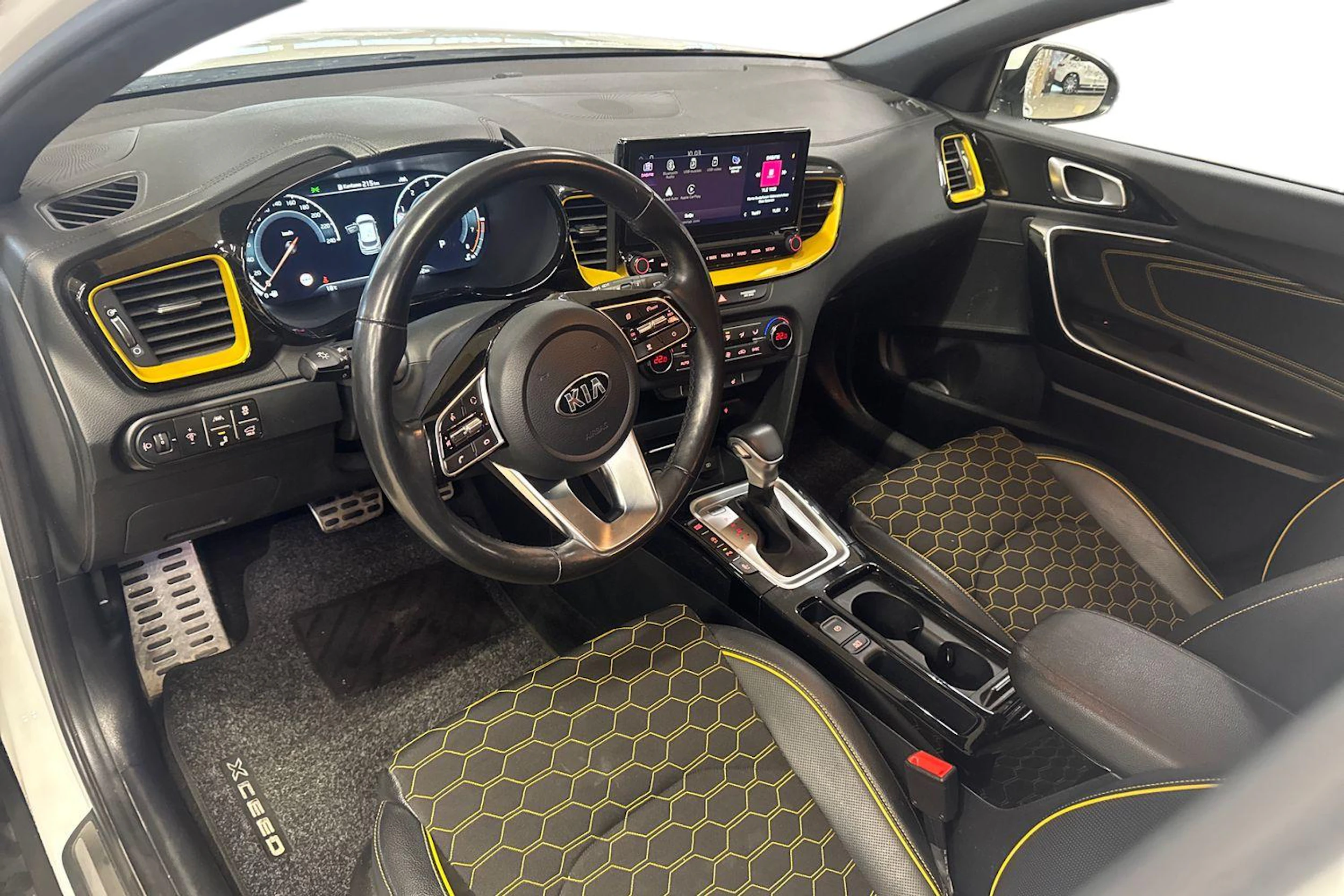 valkoinen Kia XCeed 2021 kuva 3.
