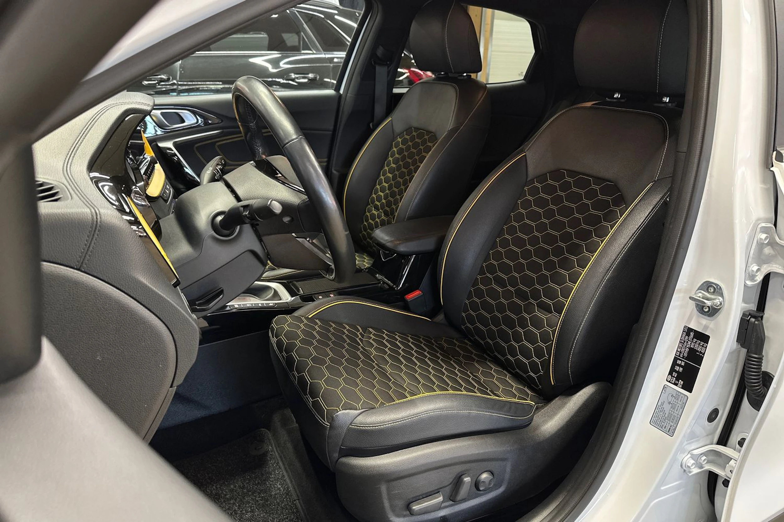 valkoinen Kia XCeed 2021 kuva 13.