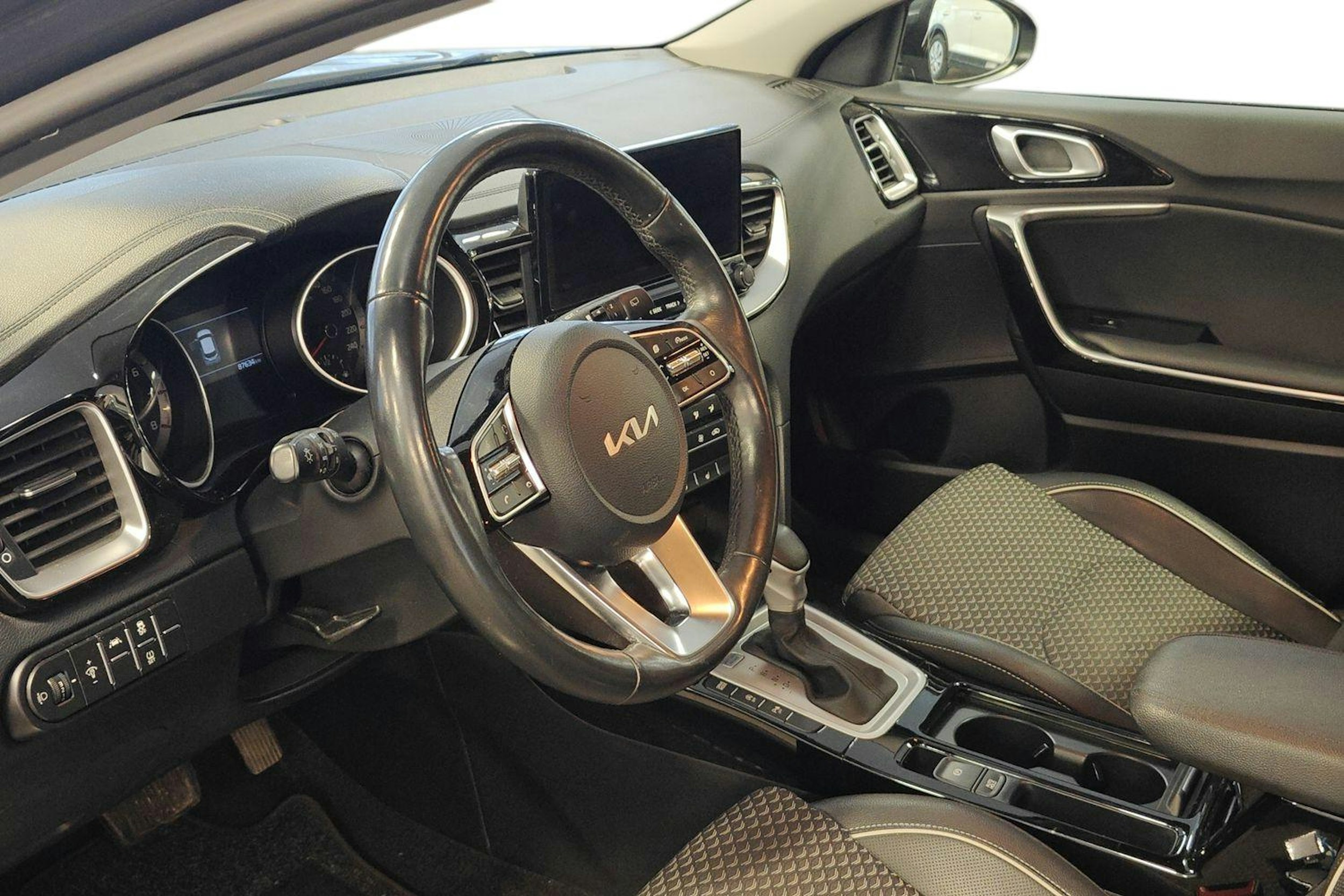 harmaa Kia XCeed 2022 kuva 7.