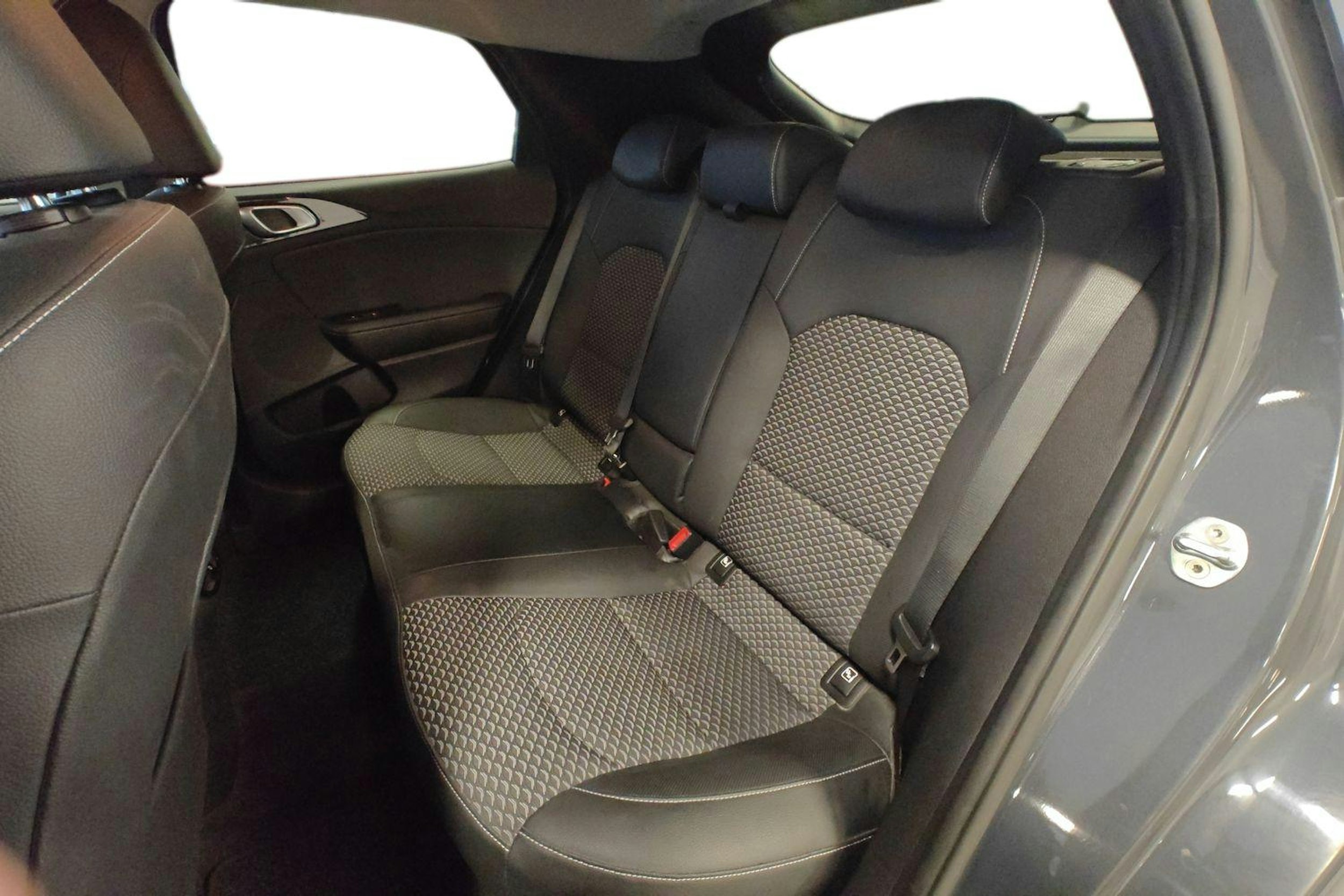 harmaa Kia XCeed 2022 kuva 10.