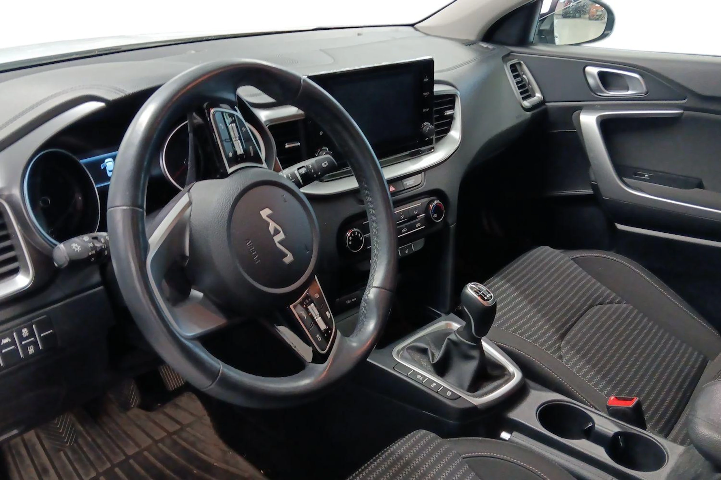 valkoinen Kia XCeed 2023 kuva 3.