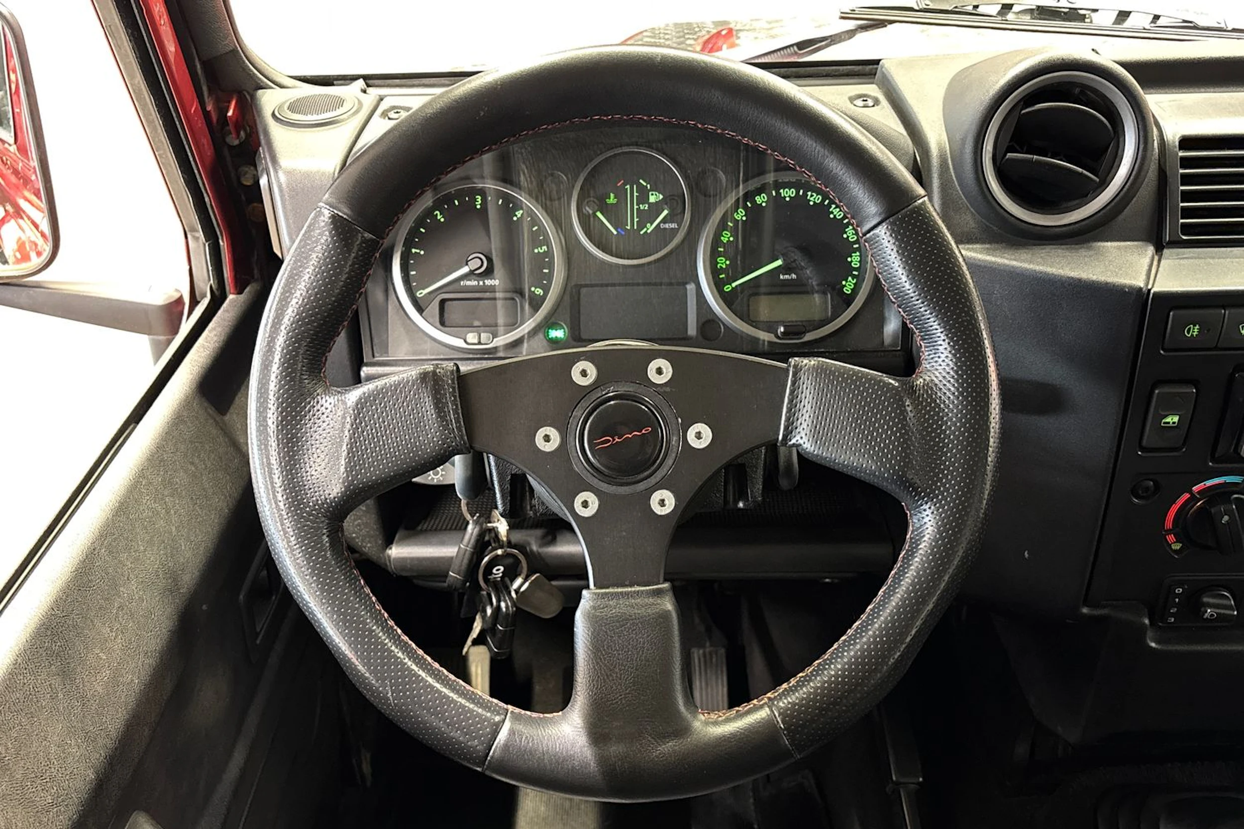 punainen Land Rover Defender 2007 kuva 13.