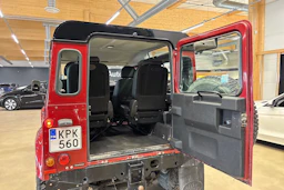 punainen Land Rover Defender 2007 kuva 17.