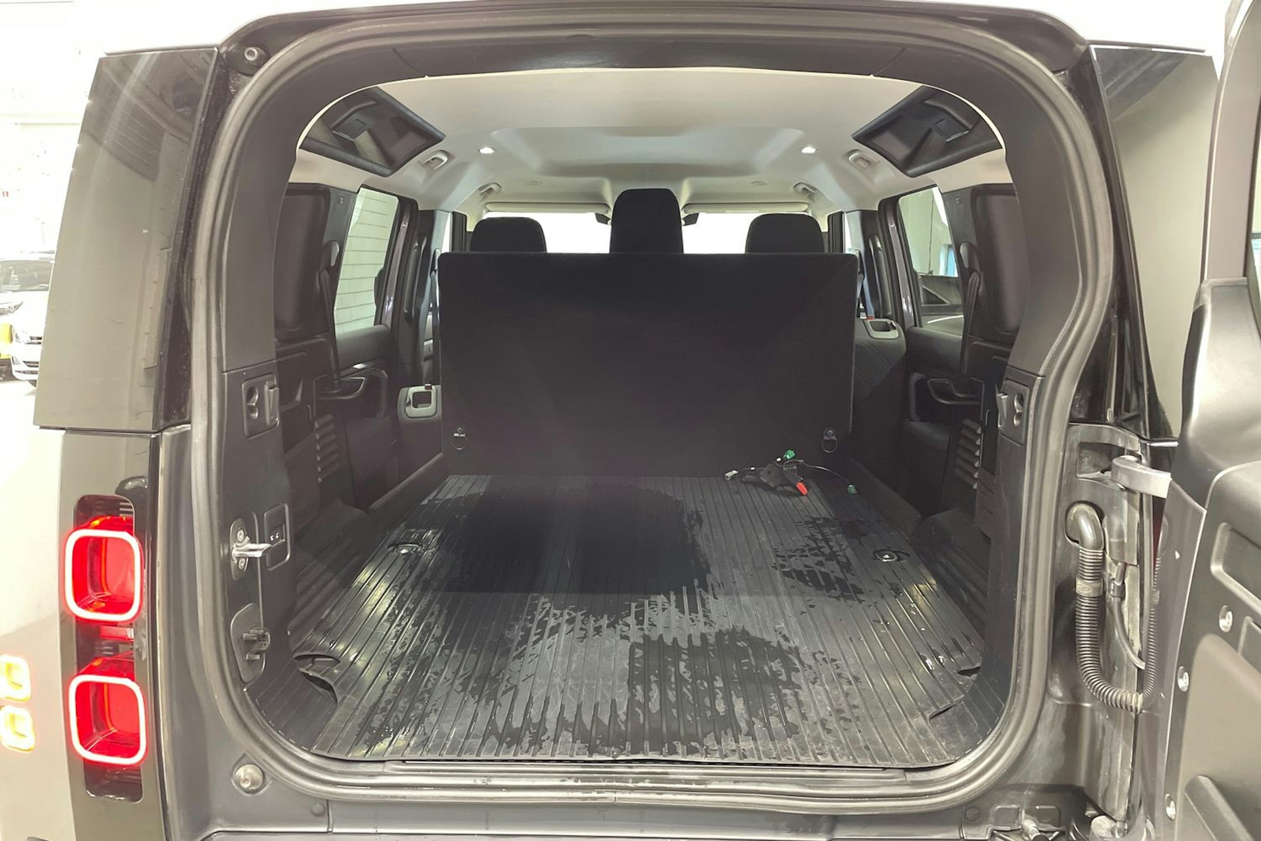 harmaa Land Rover Defender 2021 kuva 11.