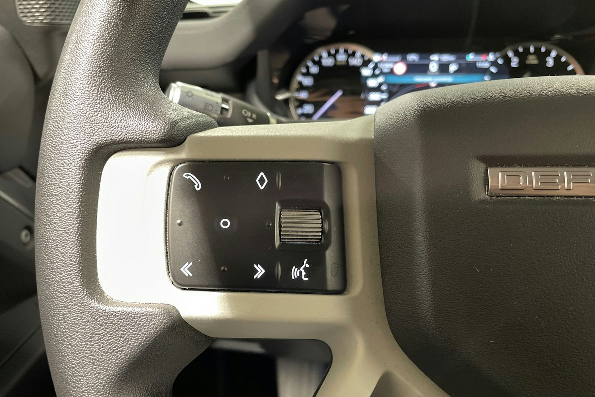 harmaa Land Rover Defender 2021 kuva 26.