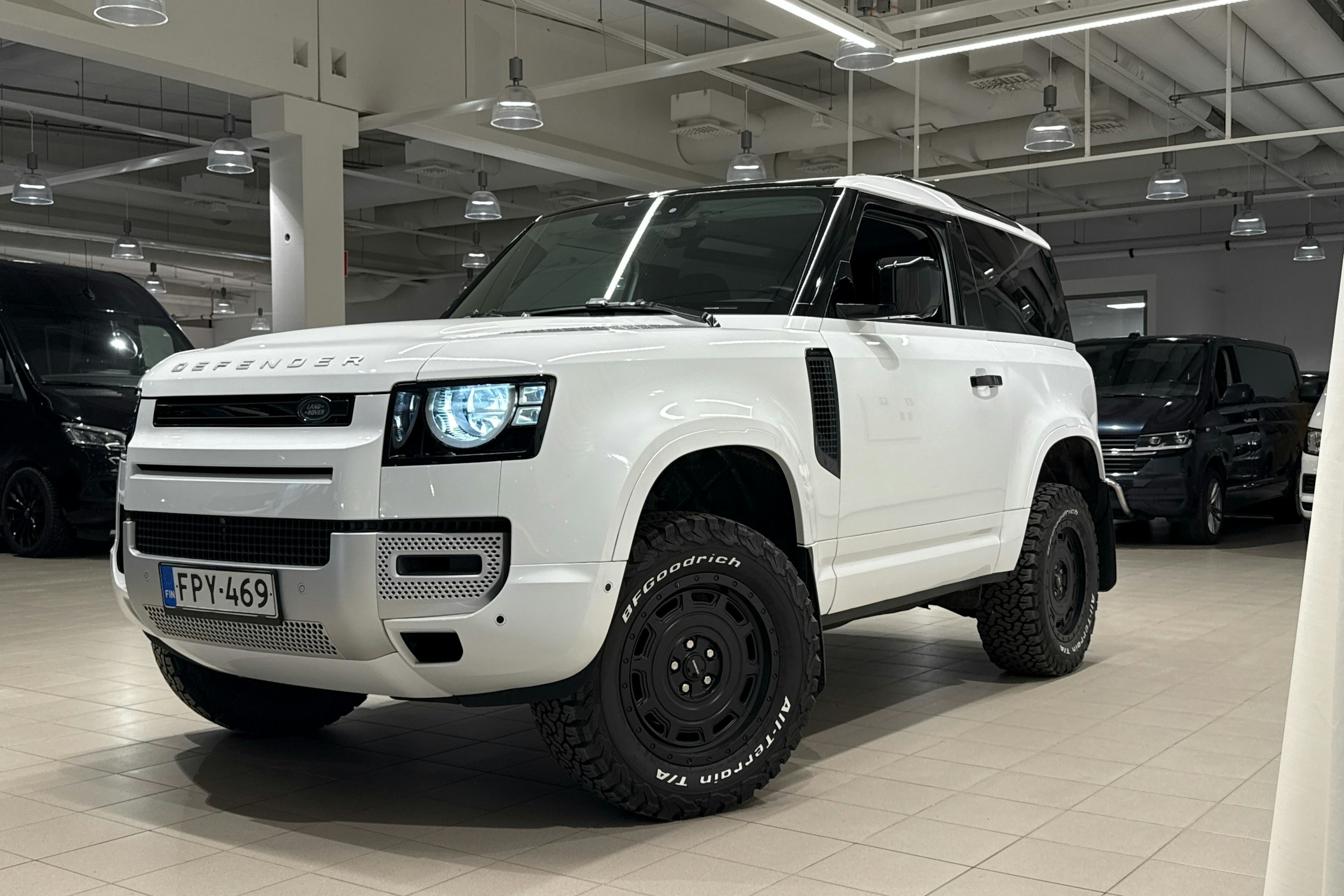 valkoinen Land Rover Defender 2021 kuva 30.