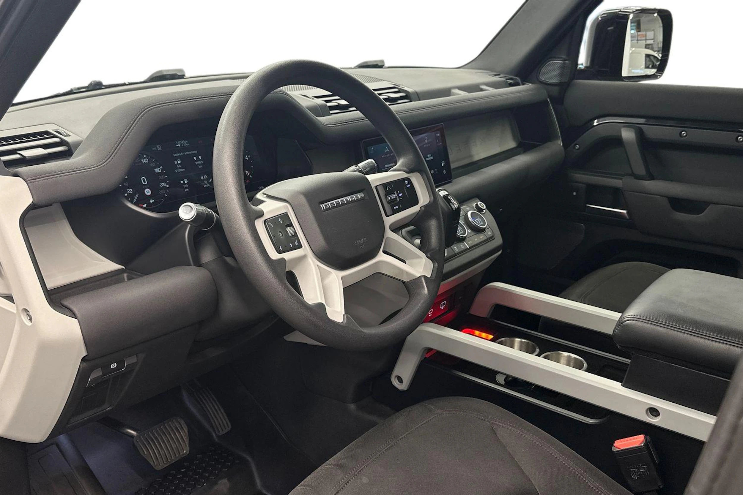 musta Land Rover Defender 2021 kuva 6.