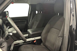 musta Land Rover Defender 2021 kuva 8.
