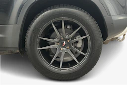musta Land Rover Defender 2021 kuva 9.