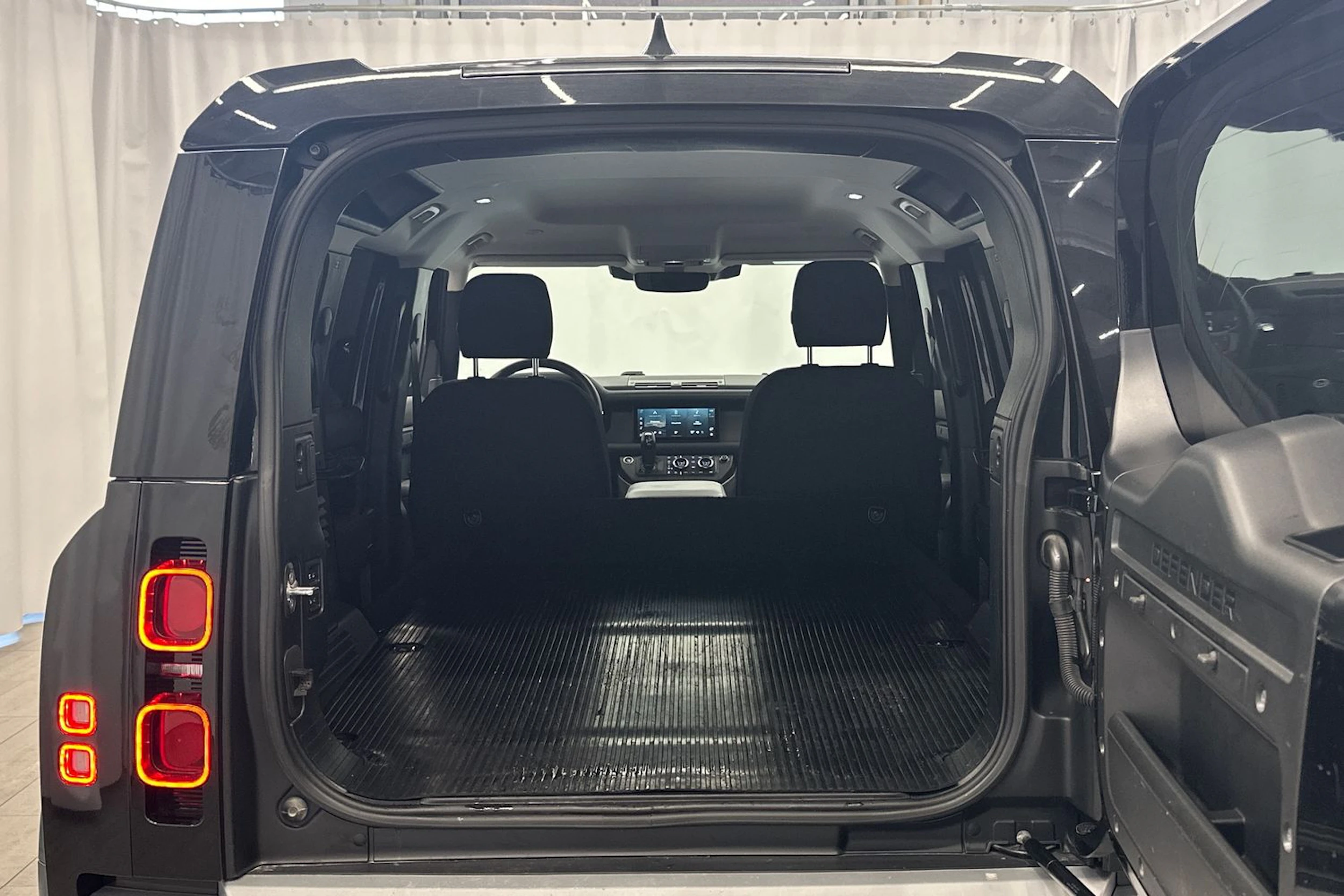 musta Land Rover Defender 2021 kuva 10.