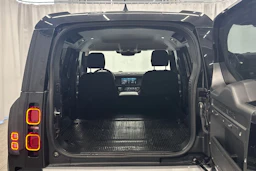 musta Land Rover Defender 2021 kuva 10.