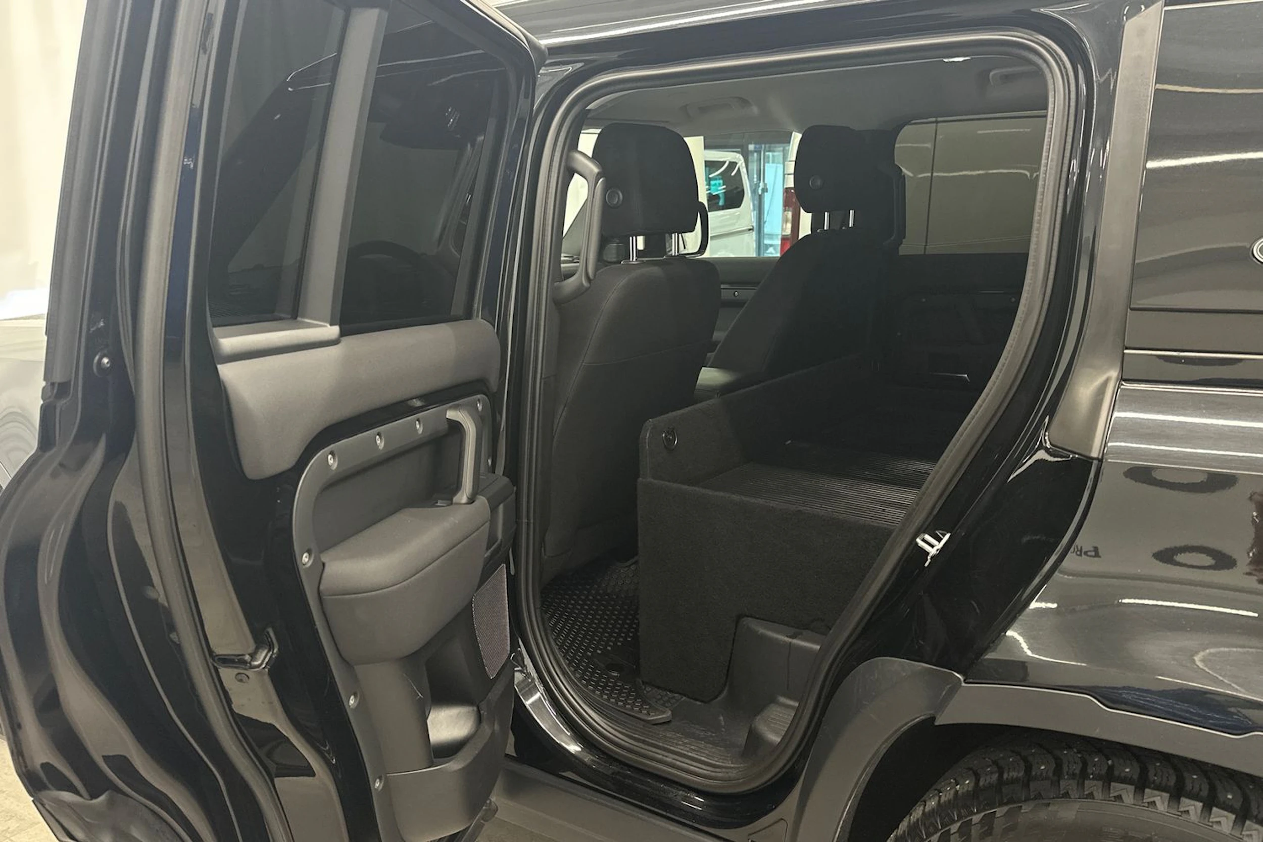 musta Land Rover Defender 2021 kuva 11.