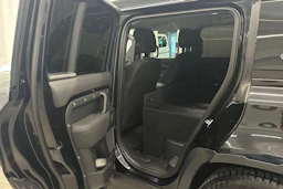 musta Land Rover Defender 2021 kuva 11.
