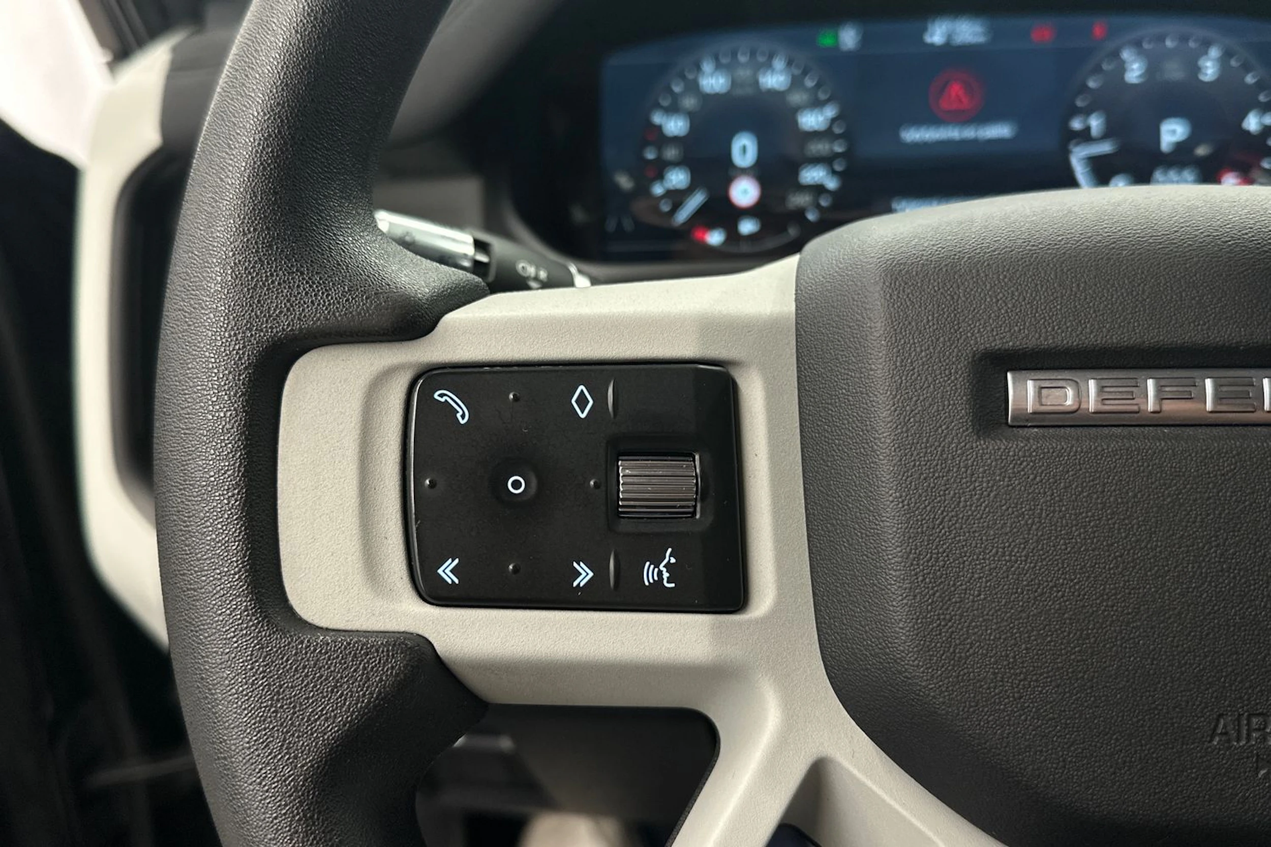 musta Land Rover Defender 2021 kuva 12.