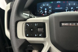 musta Land Rover Defender 2021 kuva 12.