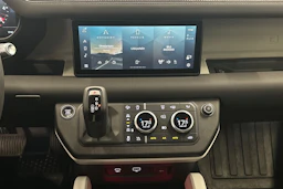 musta Land Rover Defender 2021 kuva 15.