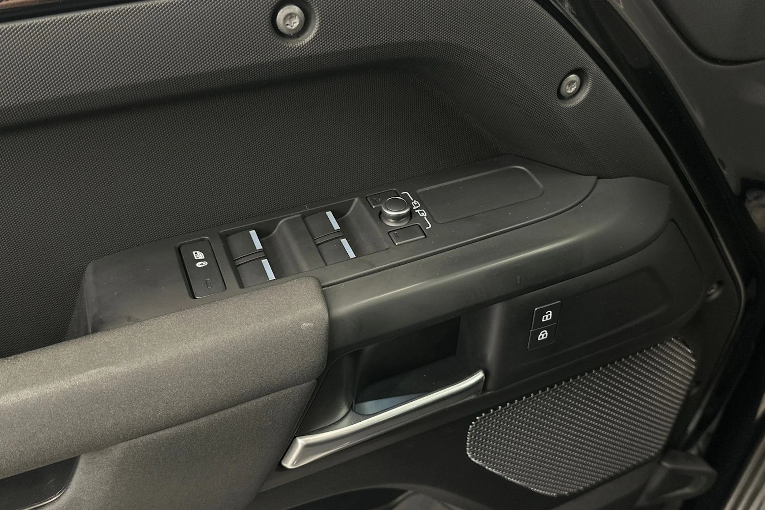 musta Land Rover Defender 2021 kuva 17.
