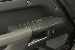 musta Land Rover Defender 2021 kuva 17.