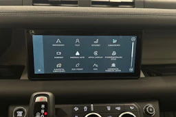 musta Land Rover Defender 2021 kuva 18.