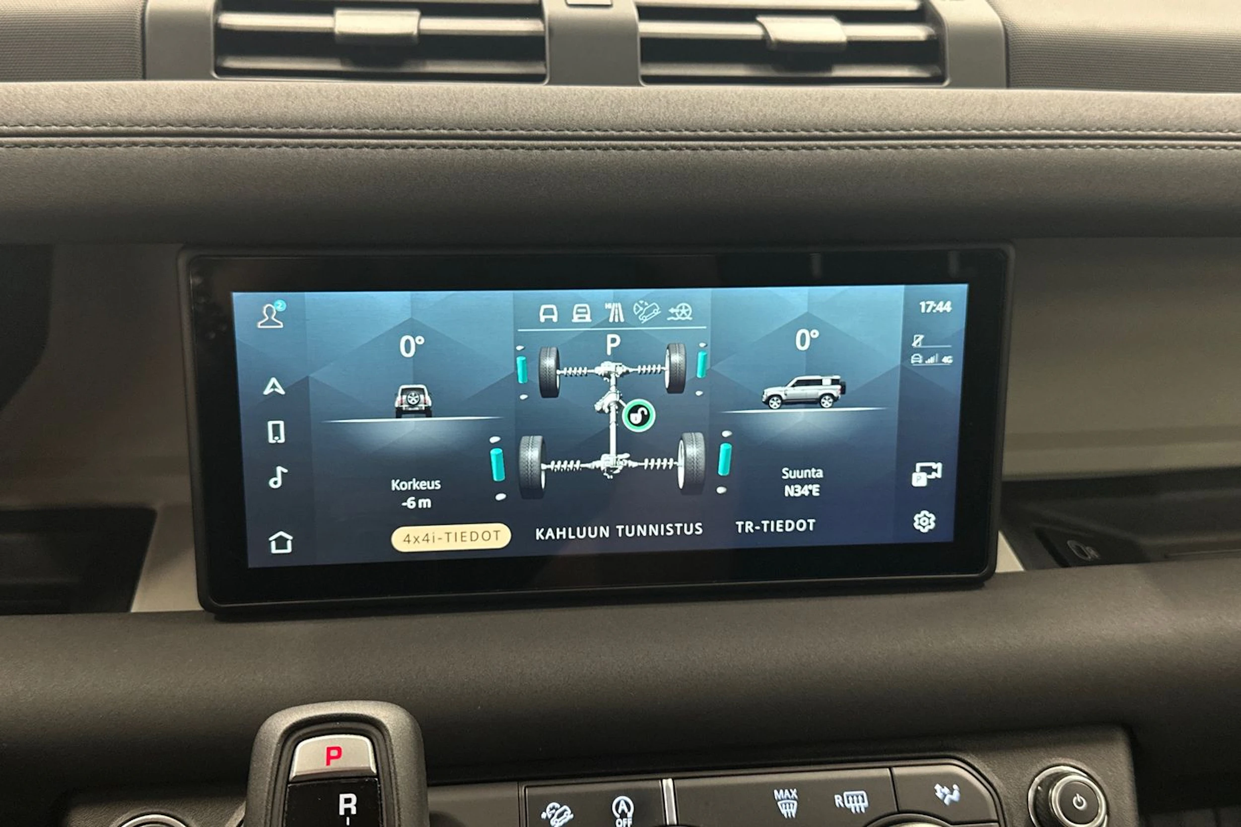 musta Land Rover Defender 2021 kuva 20.
