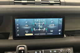 musta Land Rover Defender 2021 kuva 20.