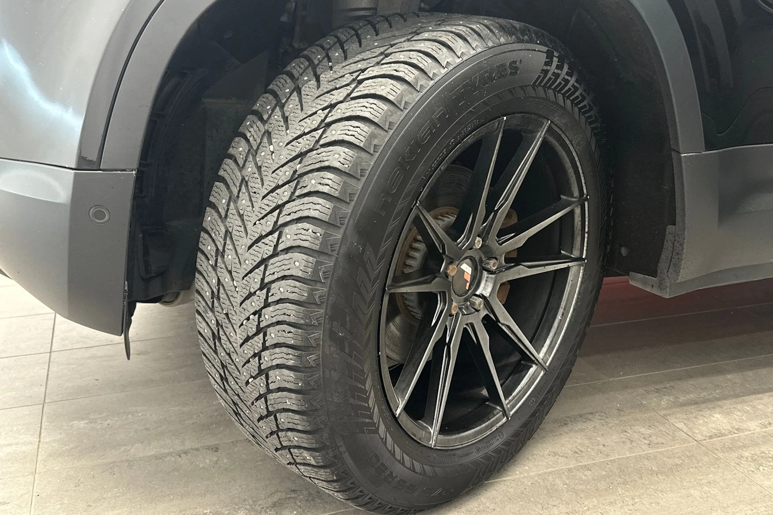 musta Land Rover Defender 2021 kuva 21.