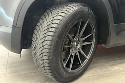 musta Land Rover Defender 2021 kuva 21.