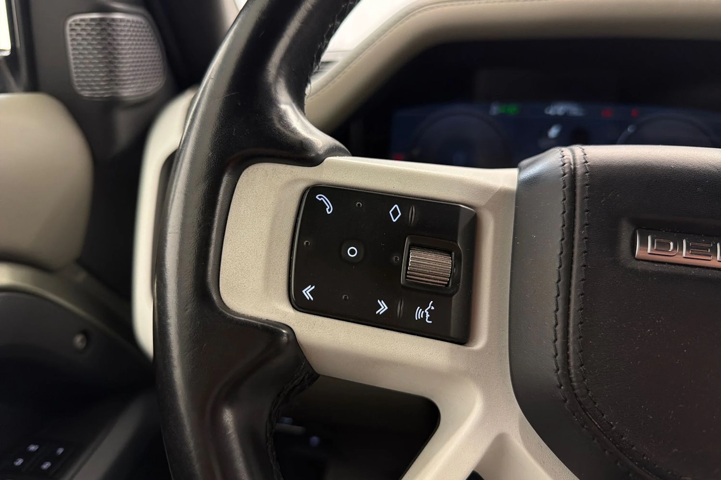 vihreä Land Rover Defender 2021 kuva 19.