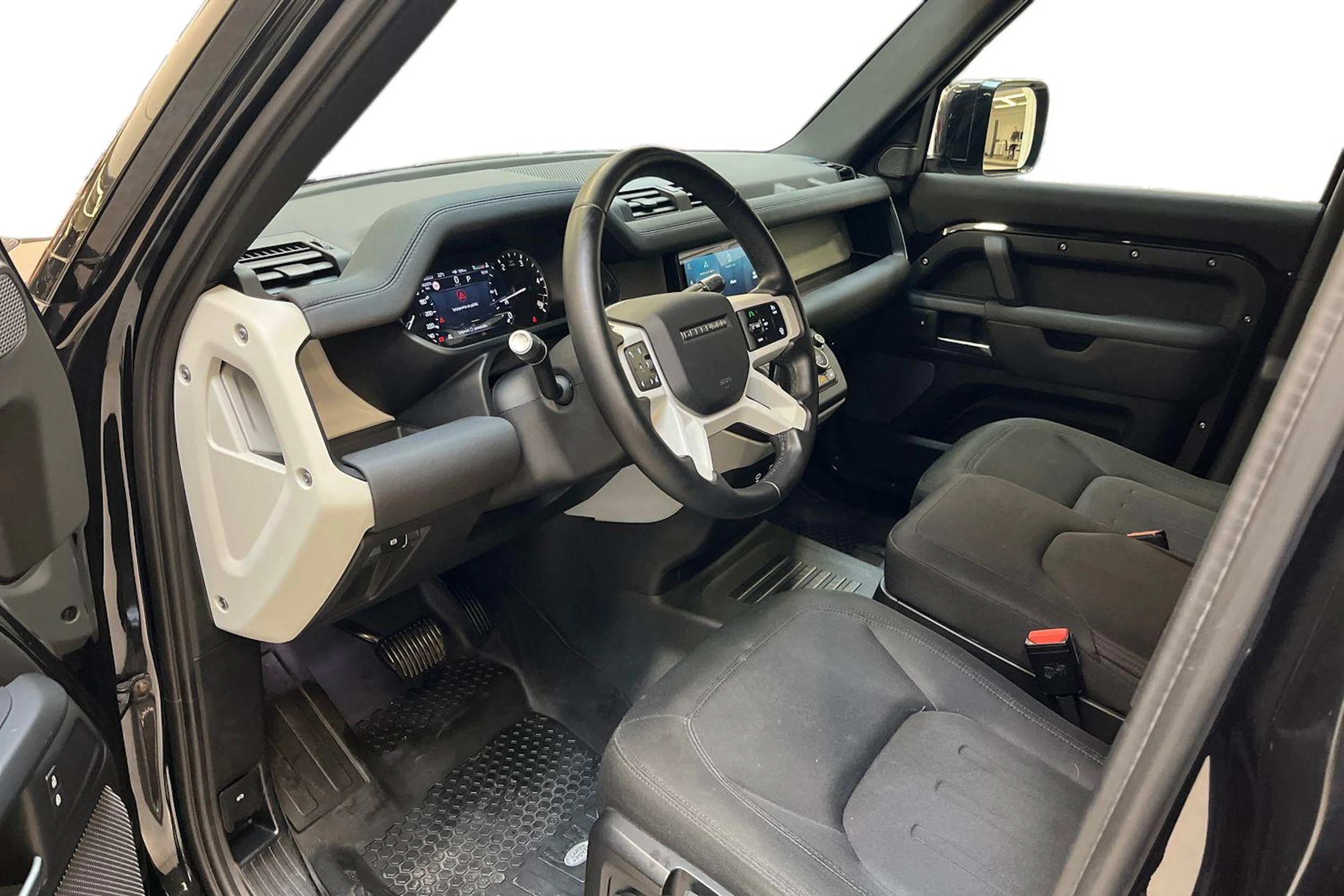 musta Land Rover Defender 2021 kuva 8.