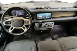 musta Land Rover Defender 2021 kuva 9.