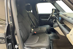 musta Land Rover Defender 2021 kuva 11.