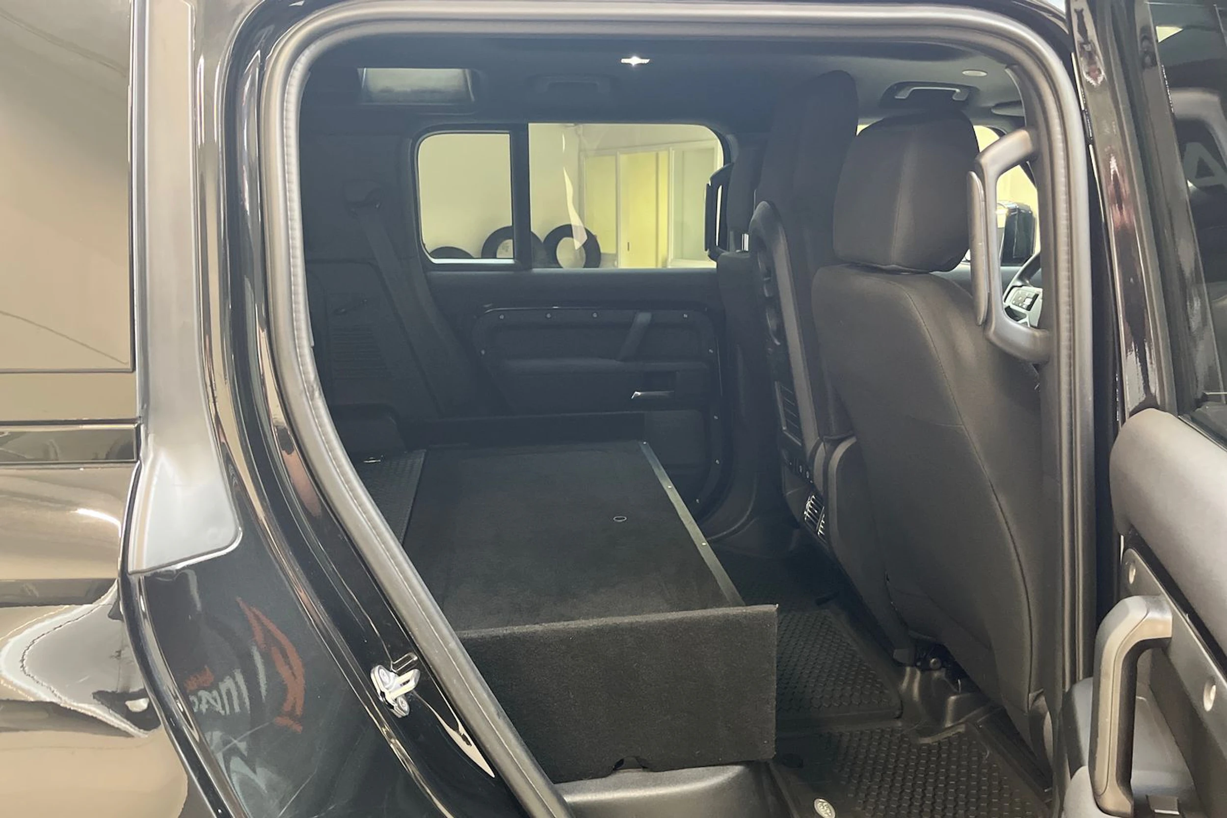 musta Land Rover Defender 2021 kuva 13.