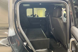 musta Land Rover Defender 2021 kuva 13.