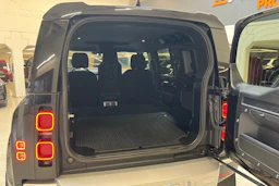 musta Land Rover Defender 2021 kuva 15.
