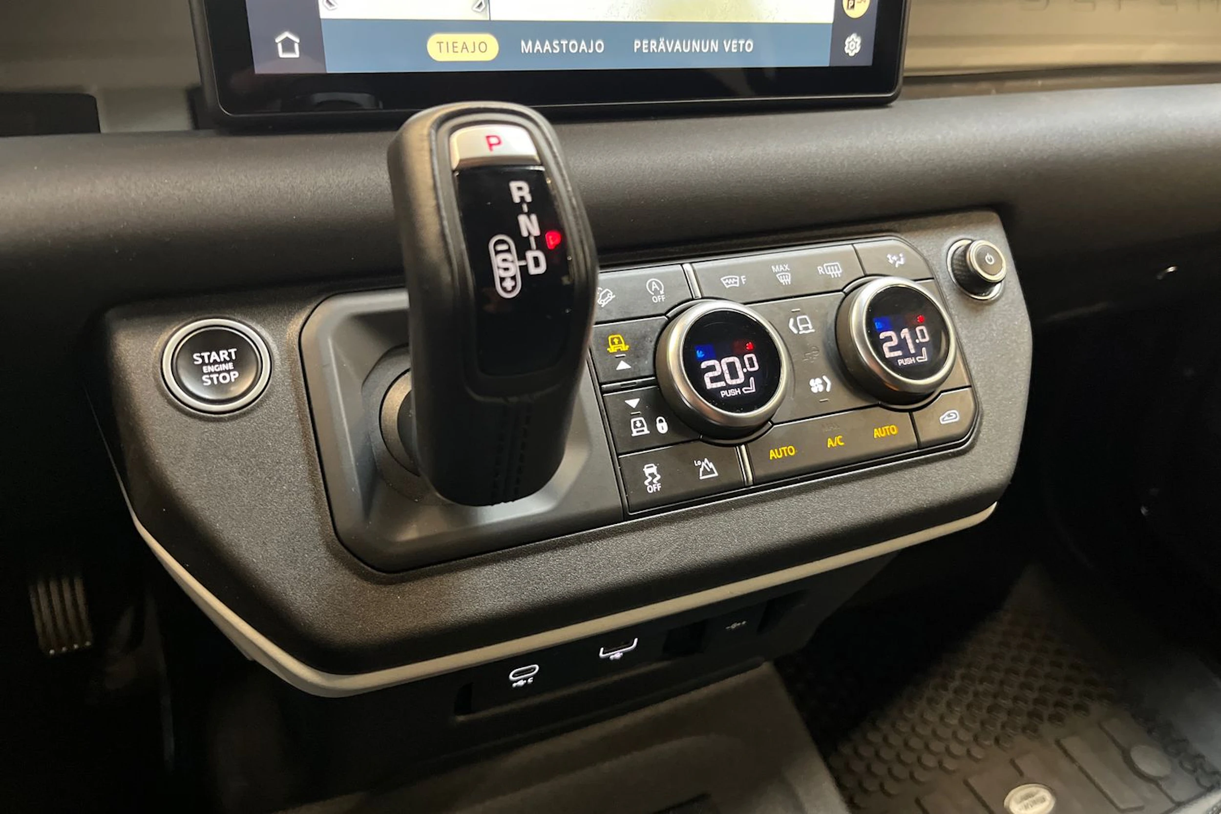 musta Land Rover Defender 2021 kuva 18.