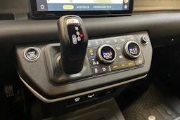 musta Land Rover Defender 2021 kuva 18.