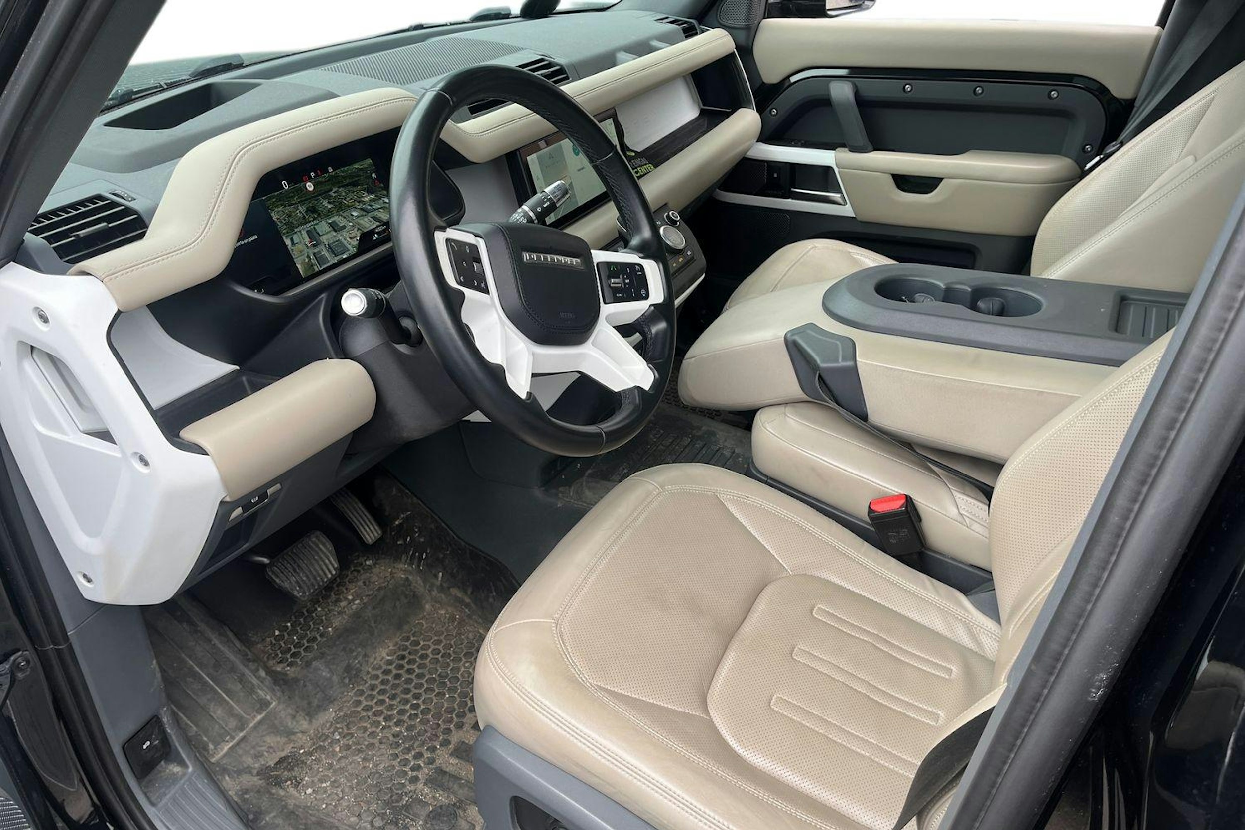 musta Land Rover Defender 2022 kuva 3.