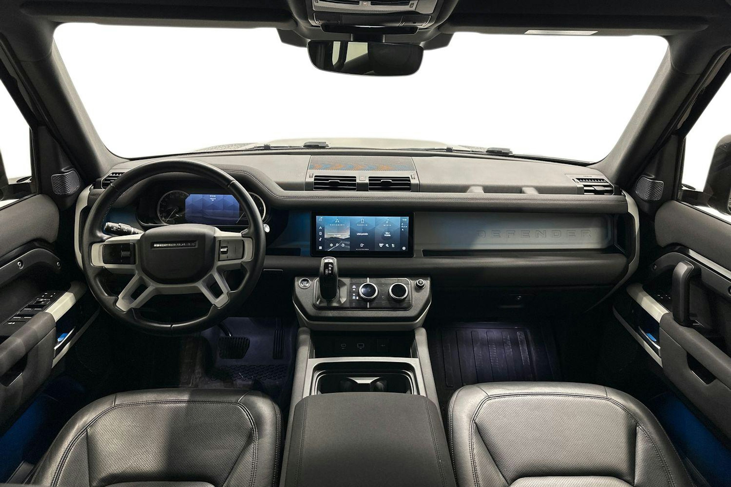 musta Land Rover Defender 2022 kuva 7.