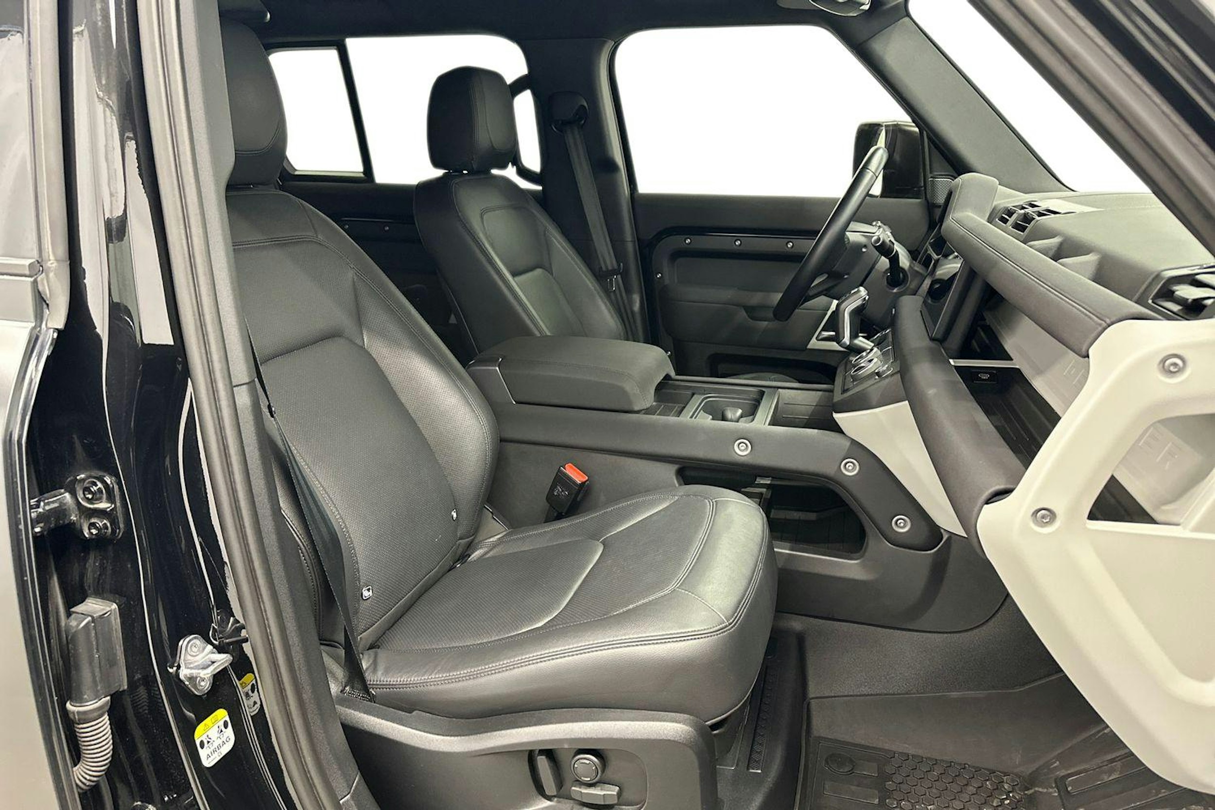 musta Land Rover Defender 2022 kuva 8.