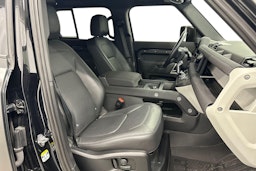 musta Land Rover Defender 2022 kuva 8.