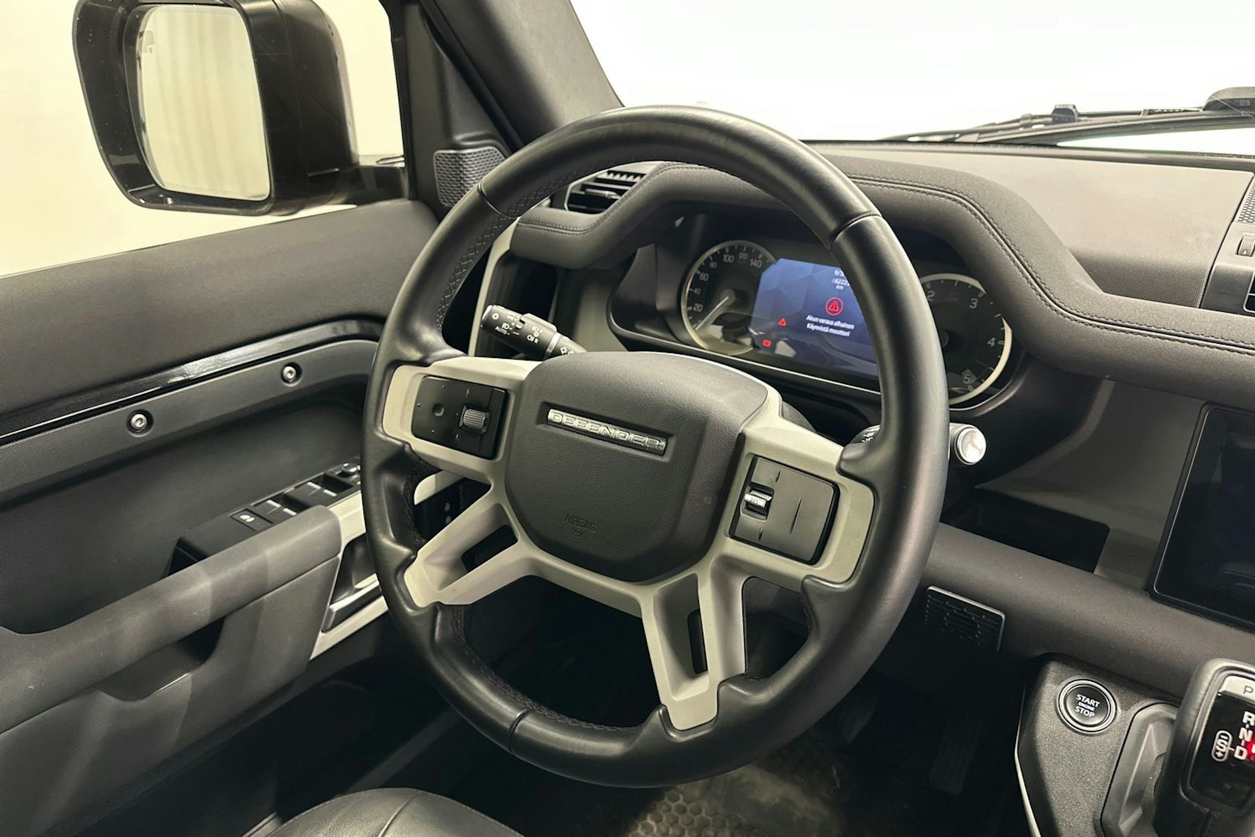 musta Land Rover Defender 2022 kuva 10.