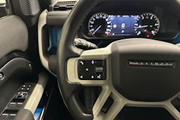 musta Land Rover Defender 2022 kuva 11.