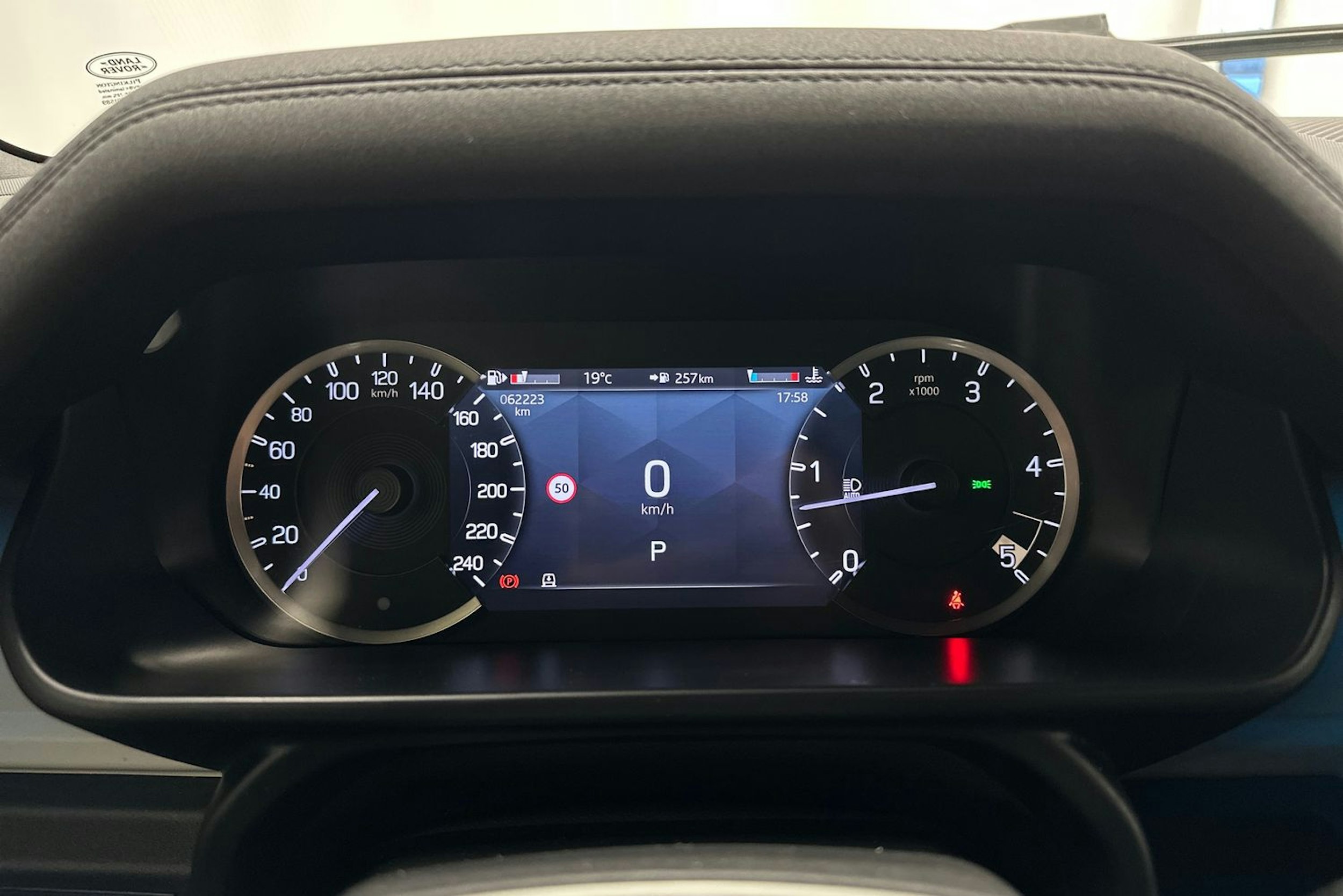 musta Land Rover Defender 2022 kuva 13.