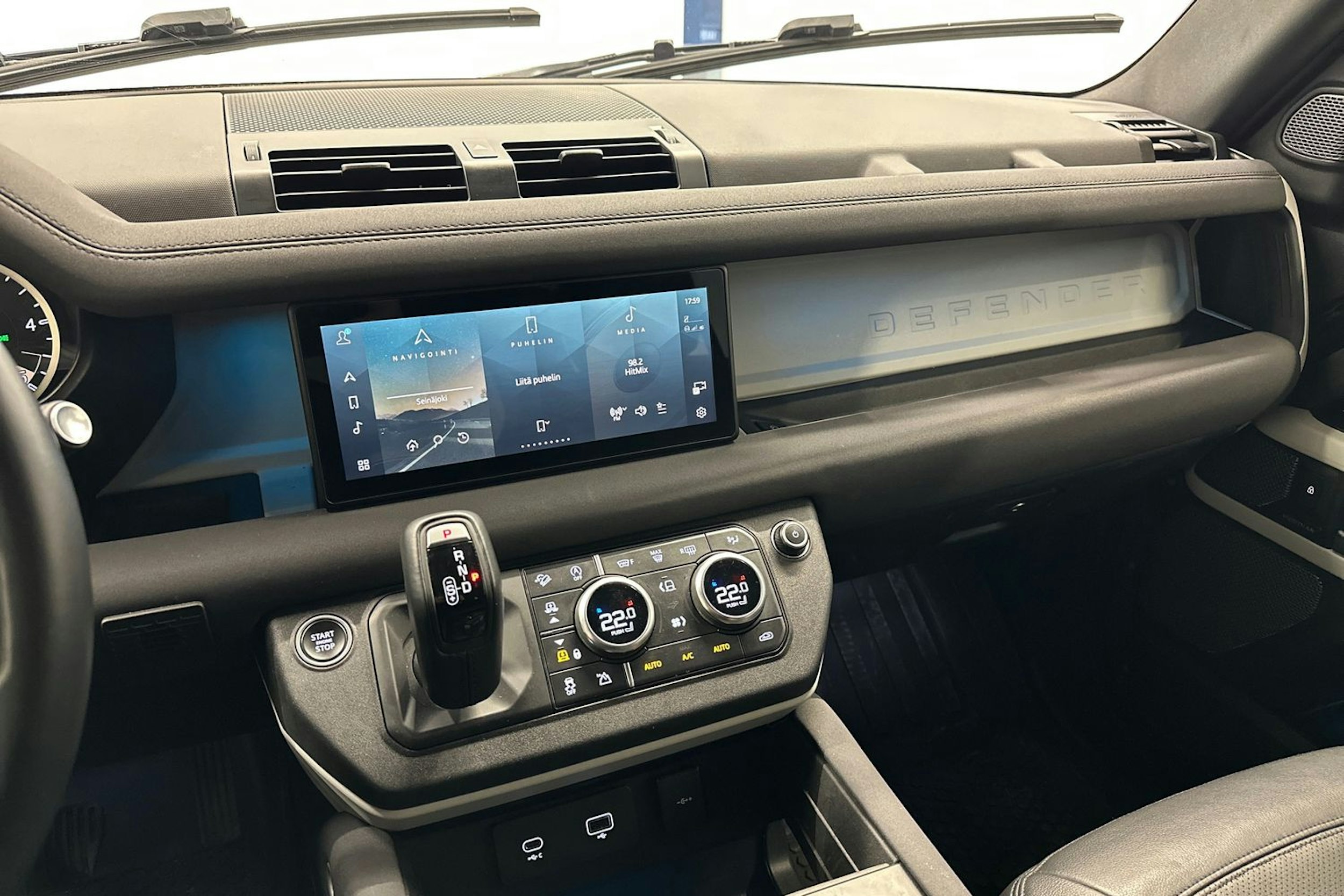 musta Land Rover Defender 2022 kuva 14.