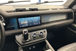 musta Land Rover Defender 2022 kuva 14.