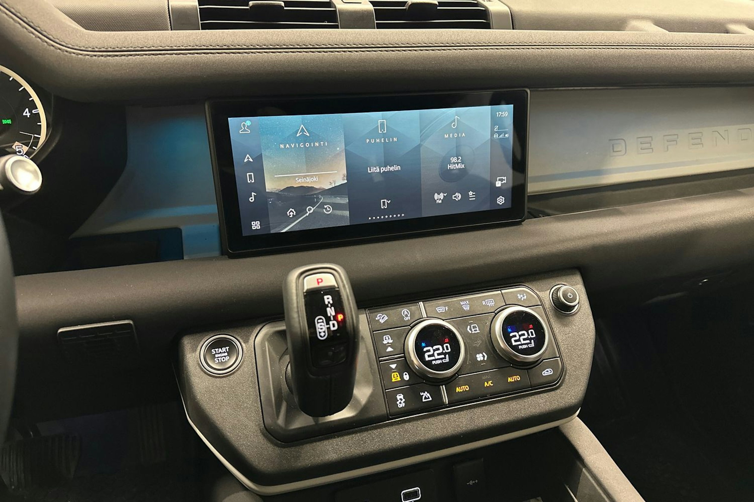 musta Land Rover Defender 2022 kuva 15.